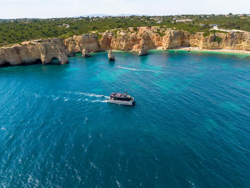 Albufeira: Benagil Caves Cruise with Brunch and Open Bar